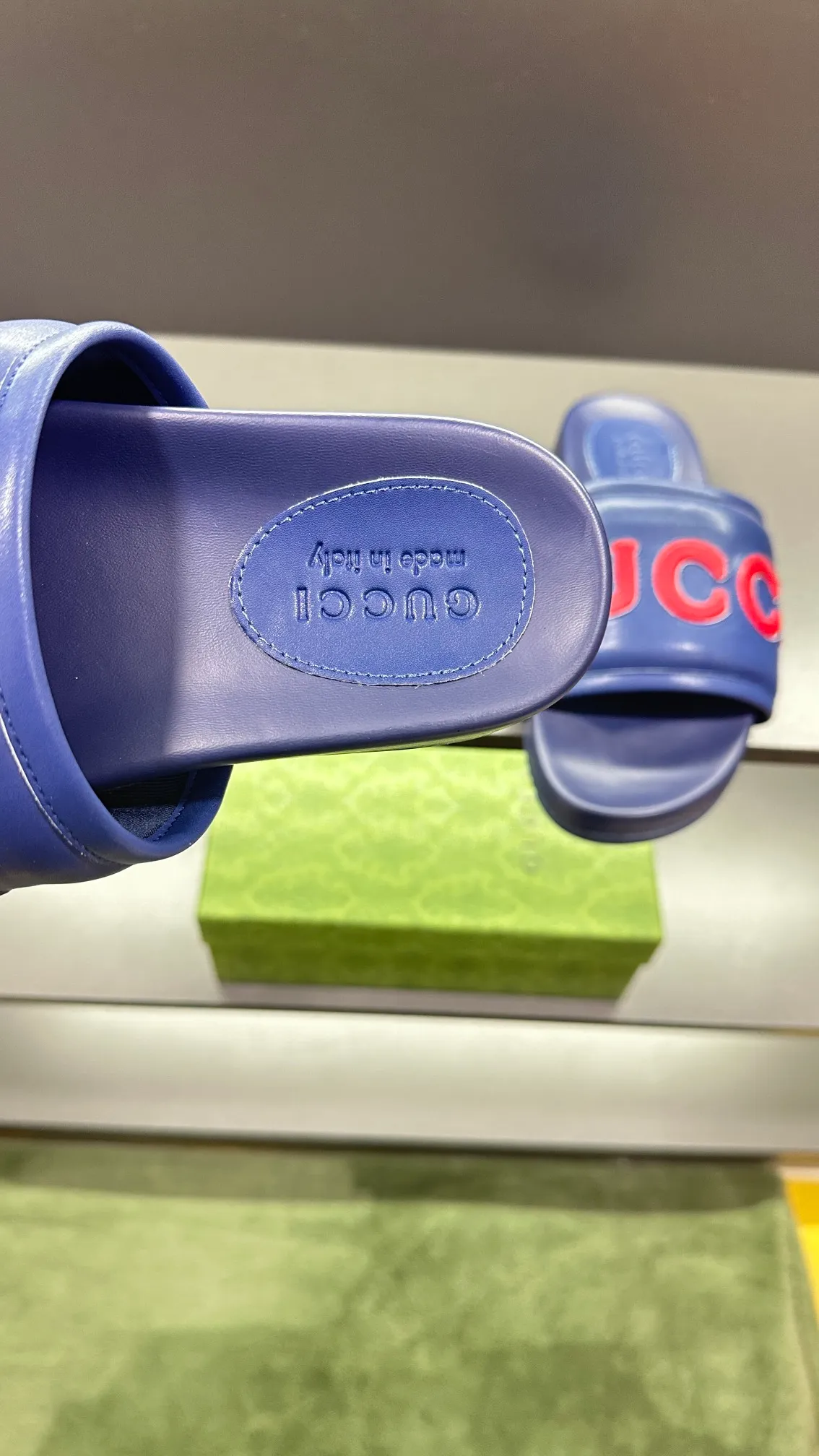 [G Family Couple Style] P: 320💰Female size 36~40 Men's size 39~45, (46. Custom-made GG slippers for men and women. This slipper is made of GG polyester fiber and is decorated with a Gucci label on the front, which adds a striking logo feel to the style. Beige GG recycled polyester fiber, same size for men and women, leather trim